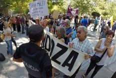 Se desplegó un sorprendente operativo de 200 policías en la marcha de los jubilados en Mendoza. Foto: ALF PONCE MERCADO / MDZ