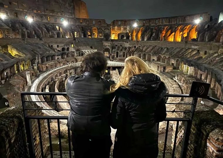 Javier Milei y su hermana Karina, en el Coliseo romano. Foto: NA
