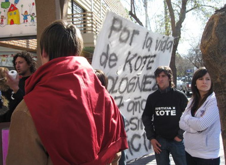 Amigos de el Kote Bolognezi, en la puerta del tribunal. Foto: Carlos Fernández/MDZ