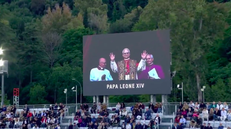 El papa León XIV, en la pantalla de la cancha central en el Foro Itálico. Foto: Captura