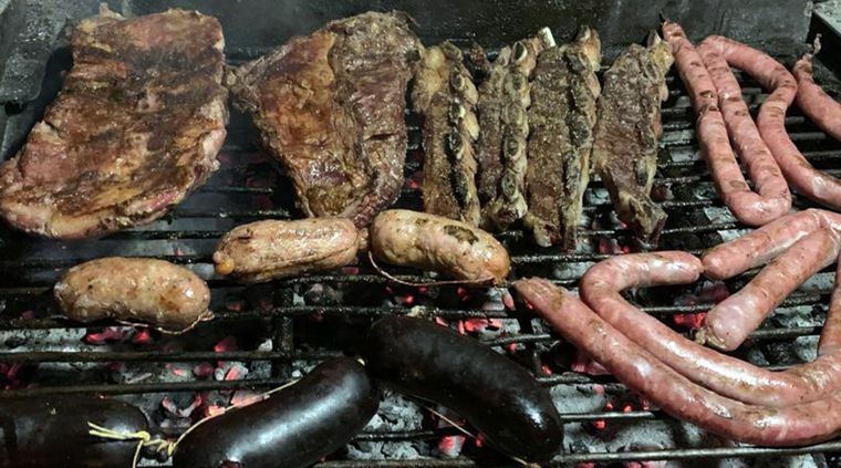Los turistas extranjeros que llegan al país se sorprende con los precios de la comida en Argentina por lo barato, especialmente en el tradicional asado Foto: ALF PONCE MERCADO / MDZ