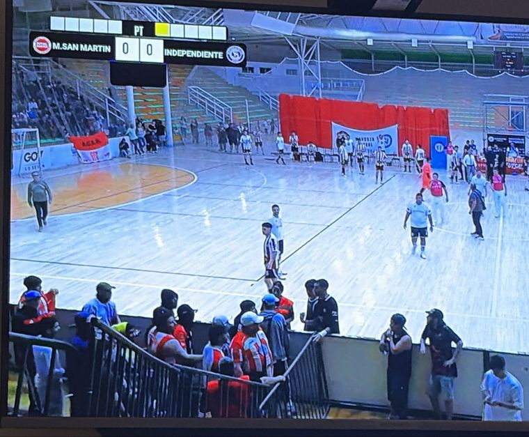 La noche de definiciones del futsal nacional terminó con un partido suspendido tras el ingreso de hinchas del Atlético San Martín.