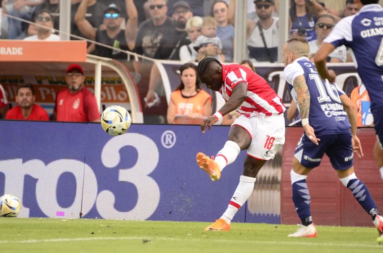 Edwin Cetré, de Estudiantes, intenta desbordar ante la marca de Augusto Max, mediocampista de Gimnasia. Edwin Cetré, de Estudiantes, intenta desbordar ante la marca de Augusto Max, mediocampista de Gimnasia.