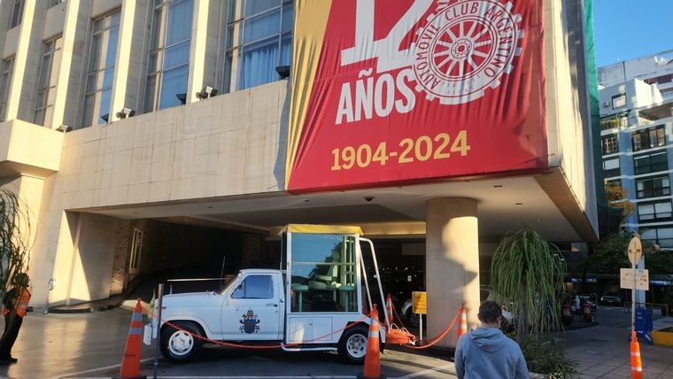 El Papamóvil está expuesto en las oficinas centrales del Club, sobre la Avenida del Libertador.