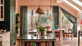 Las estanterías integradas en esta isla de cocina refuerzan la idea de que la cocina funciona más allá de la preparación de alimentos. Las estanterías integradas en esta isla de cocina refuerzan la idea de que la cocina funciona más allá de la preparación de alimentos.