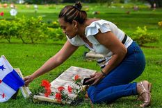 Una mujer en la tumba de un familiar fallecido durante la intervención de EE.UU. en Panamá en 1989. Una mujer en la tumba de un familiar fallecido durante la intervención de EE.UU. en Panamá en 1989.