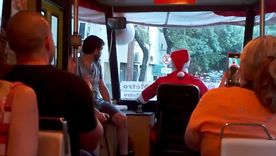 Papa Noel fue el conductor del tranvía en este especial navideño.