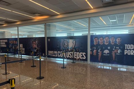 El Aeropuerto de Mendoza amaneció este martes ploteado con los colores y las caras de los jugadores de Independiente Rivadavia a un día de jugar la final de la Copa Argentina. El Aeropuerto de Mendoza amaneció este martes ploteado con los colores y las caras de los jugadores de Independiente Rivadavia a un día de jugar la final de la Copa Argentina.