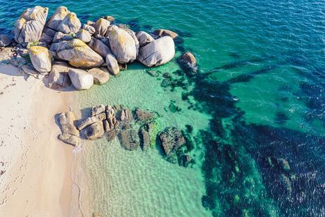 La playa de España con arena blanca y aguas turquesas. La playa de España con arena blanca y aguas turquesas.