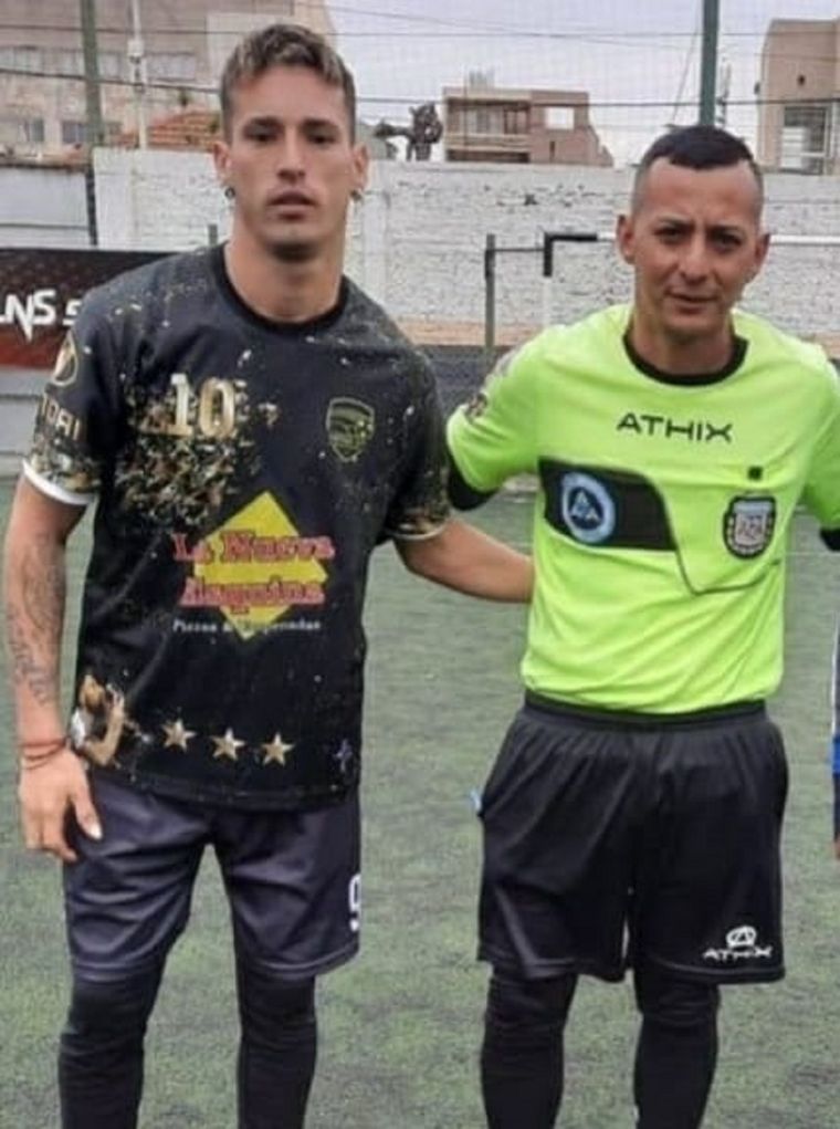 El jugador agresor y el árbitro agredido Foto: Facebook