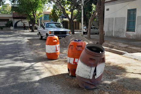 Restos de obras y señalización precaria, un riesgo persistente para automovilistas y peatones.