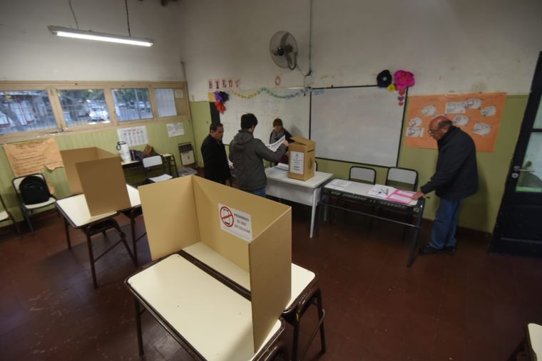 A las 8 horas las escuelas comenzaron a recibir decenas de mendocinos que acudieron para emitir su voto Foto: Maximiliano Ríos/MDZ