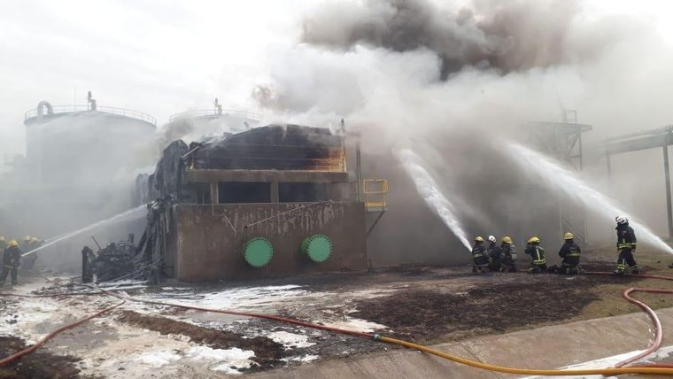 Gran escala Las fotos muestran el tamaño del incendio frente a los humanos.