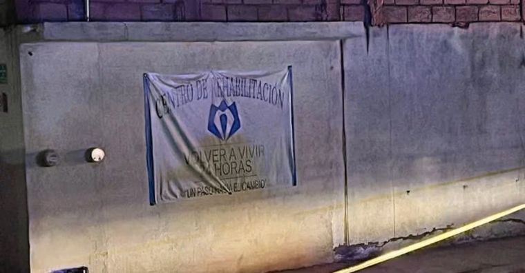 En México los centros de rehabilitación de adictos son atacados por los carteles del narcotráfico. En México los centros de rehabilitación de adictos son atacados por los carteles del narcotráfico.