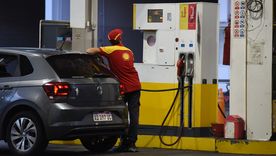 Montamat afirmó que el valor de los combustibles deberían actualizarse al menos 2% cada mes para seguir la paridad del dólar. Foto: Maximiliano Ríos/MDZ