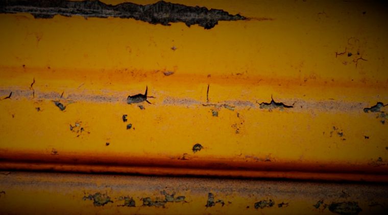 Existen varios métodos para quitar la pintura del metal. Foto: comopulir.com