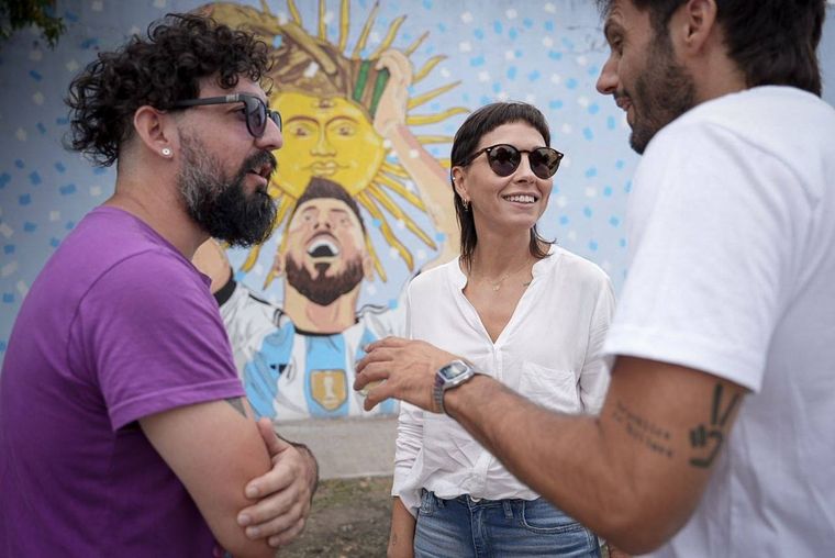 Mayra Mendoza, de La Cámpora, con el mural de Leonel Messi.