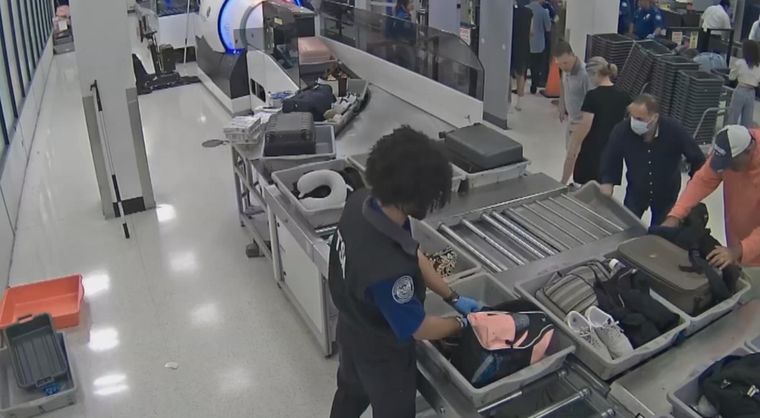 Recientemente, dos agentes de la TSA fueron captados realizado robos a equipajes en el Aeropuerto de Miami  Foto: Captura de video