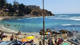 Horcón muestra una costa quebrada donde la caleta y los acantilados le dan al pueblo una imagen muy distinta en la Región de Valparaíso. Horcón muestra una costa quebrada donde la caleta y los acantilados le dan al pueblo una imagen muy distinta en la Región de Valparaíso.