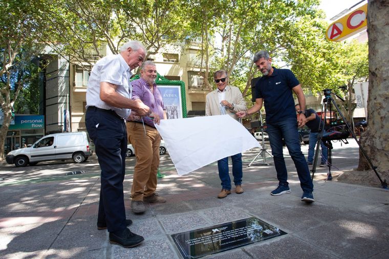 Ulpiano Suarez en el descubrimiento de la placa este miércoles Foto: Ciudad de Mendoza