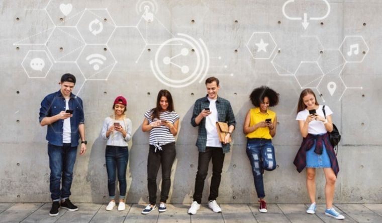 Desde la OIT advierten que trabajar en estas circunstancias afecta el crecimiento personal y profesional de los jóvenes Foto: Freepik