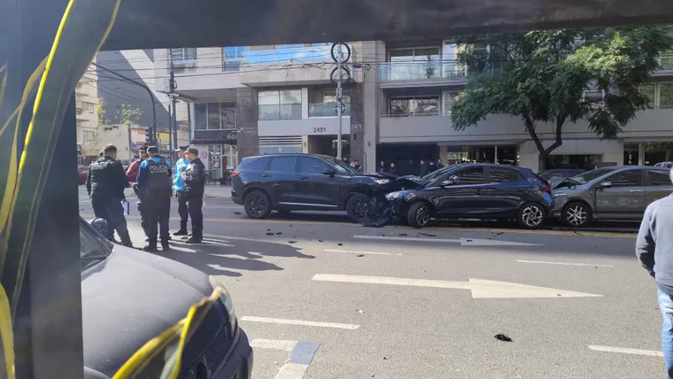 El momento del impactante choque en Belgrano que dejó ocho heridos.