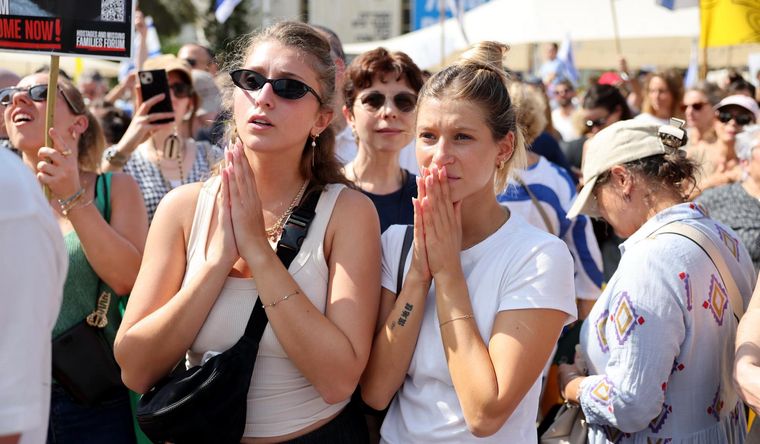 Los israelíes esperaron ansiosos el momento de la liberación de los rehenes. 