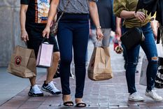 Por la inflación, atrás quedaron los tiempos en que la clase media se daba sus gustos como salir de shopping o volver con varias bolsas de ropa nueva. Foto: NBC News