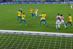 Silva tocó la pelota con la mano y el VAR desestimó la jugada Foto: Conmebol