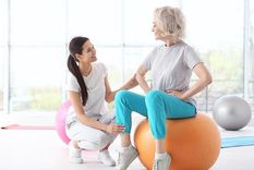 La osteoporosis es una enfermedad crónica y la principal causa de fracturas en adultos mayores.