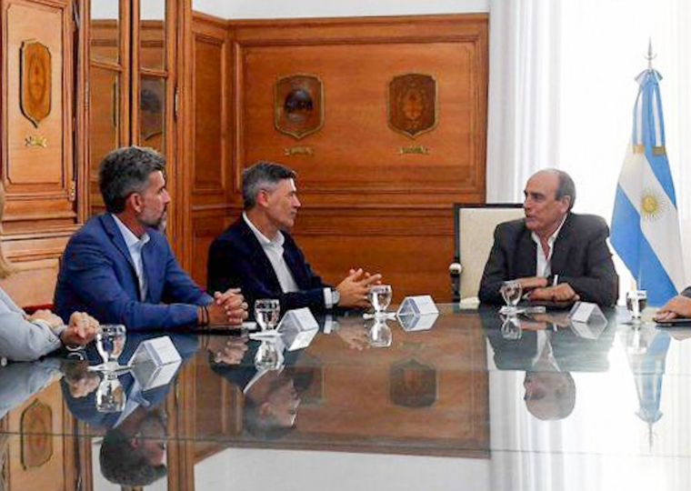 El lunes se llevó a cabo una reunión de intendentes de ciudades capitales con el ministro del Interior, Guillermo Francos. Suárez, intendente de la Ciudad de Mendoza estuvo presente en Rosario. Foto: X @UlpianoSuarez