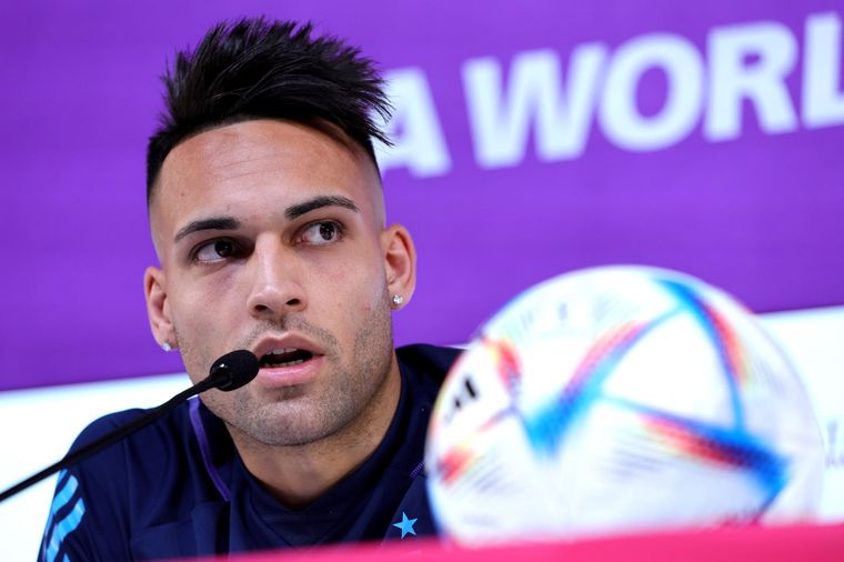 Lautaro Martínez recibió el apoyo de Gabriel Batistuta antes del partido de Argentina con Polonia. Foto: EFE