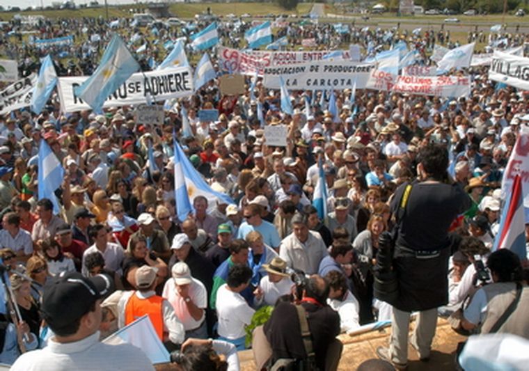 La protesta crece porque los vecinos no ven los supuestos beneficios que traería la pastera. Foto: na