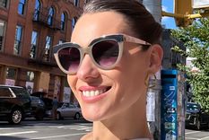 Pampita luciendo un modelo de lentes de su colección Foto: Foto: Instagram @pampitaoficial