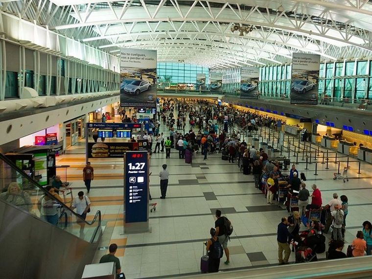 Según informó Aerolíneas Argentinas, más de 8.000 pasajeros se verán afectados. 