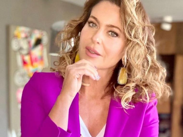 Karina Mazzocco nos afirma que esta es la combinación más favorable para las mujeres +50: vestido largo y botas largas Foto: Exitoína