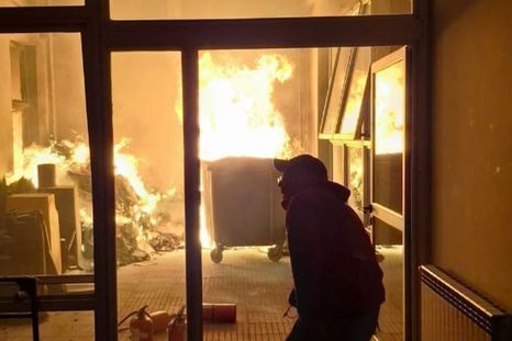 incendio en la facultad de ciencias sociales de la uba: evacuaron la sede de constitucion
