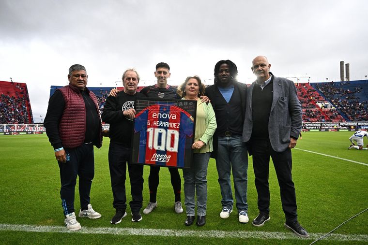 El mendocino (nacido en San Rafael) Gastón Hernández tiene 27 años y tiene más de 100 partidos jugados con la camiseta de San Lorenzo. El mendocino (nacido en San Rafael) Gastón Hernández tiene 27 años y tiene más de 100 partidos jugados con la camiseta de San Lorenzo.