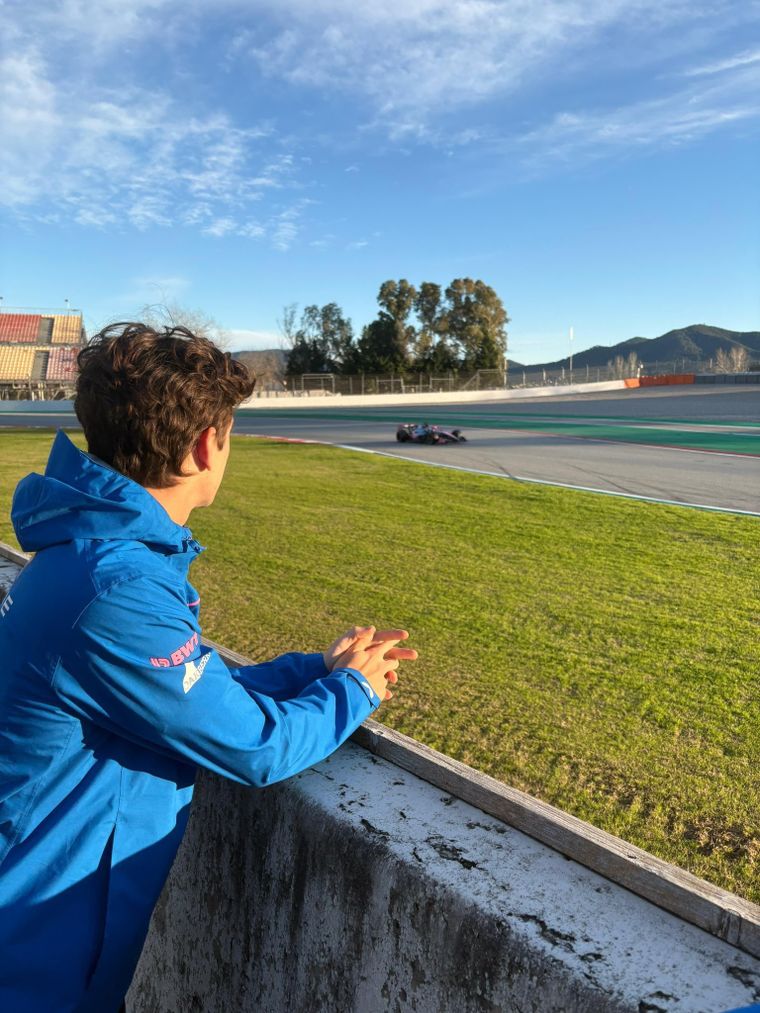 Franco Colapinto observa a su compañero de equipo, Pierre Gasly, durante una nueva jornada positiva para Alpine. Franco Colapinto observa a su compañero de equipo, Pierre Gasly, durante una nueva jornada positiva para Alpine.