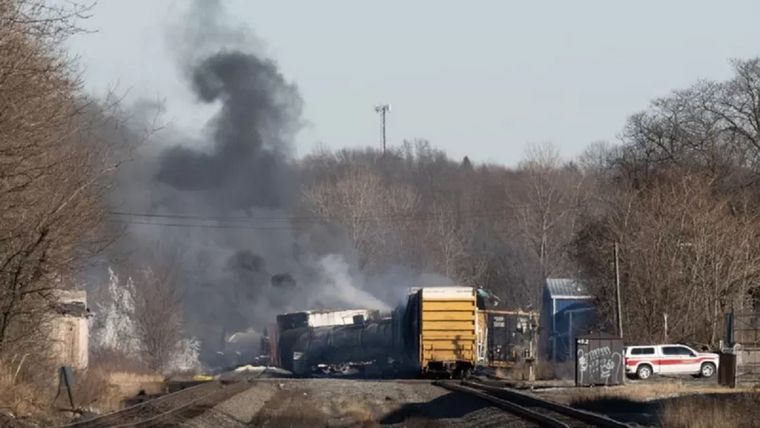 Un tren de carga que transportaba productos químicos peligrosos descarrila en East Palestine, Ohio. Foto: DUSTIN FRANZ/AFP VIA GETTY IMAGES