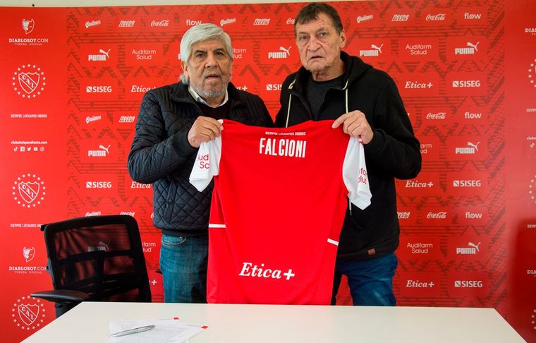 Falcioni firmó por un año y no posee cláusula de salida en caso de que se modifiquen las autoridades tras las elecciones (foto: @Independiente).