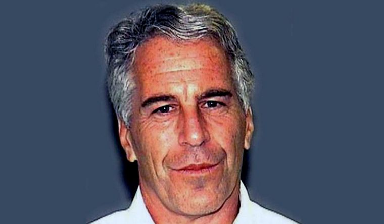 Jeffrey Epstein tenía una relación muy estrecha con Donald Trump, quien ahora lo niega. Foto Efe