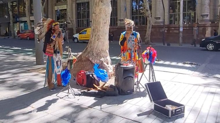 De los Andes al Italo Disco: el show que reversiona hits de los 80 con sikus y quenas en el centro de Mendoza De los Andes al Italo Disco: el show que reversiona hits de los 80 con sikus y quenas en el centro de Mendoza