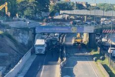 choque entre un camion y dos motos en autopista dellepiane: un muerto