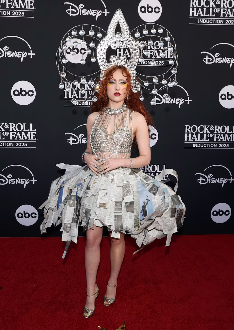 Cyndi Lauper revivió en la alfombra roja a través del look de Chappell Roan. Cyndi Lauper revivió en la alfombra roja a través del look de Chappell Roan.