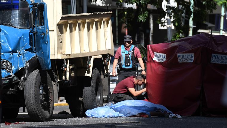 Policías trabaja en el lugar del accidente. Foto: Télam