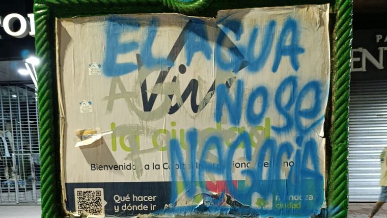 El agua no se toca, la foto que posteó Ulpiano Suarez para reclamar vandalismo.