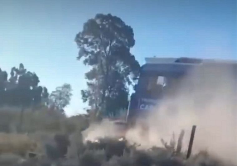 Una formación chocó y arrastró a un auto en Santa Rosa Foto: Captura de video