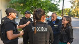 La negociadora y su equipo en la escuela de La Paz.