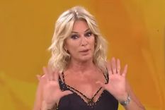 La presentadora del programa de chimentos que sale previo a LAM, tuvo un peligroso descuido mientras se movía al conducir la emisión de este jueves. Foto: Capturas de pantalla TV.